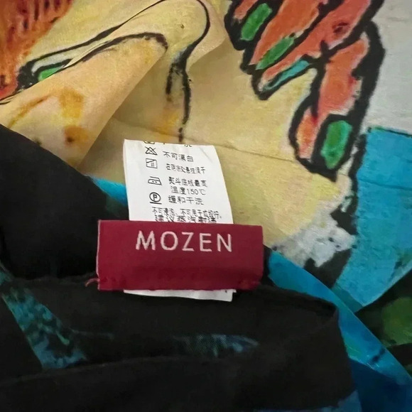 Beautiful Silk Scarf 🧣 35”X 44” - Picture 2 of 3